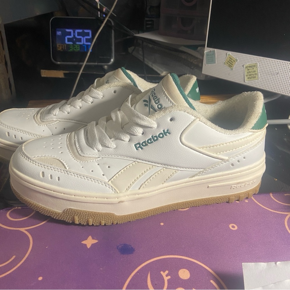 Women’s Reebok classics chalk lifestyle white green women’s size 6